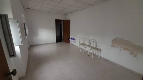 Casa Térrea para Recuperar nas Hortas com Grande Potencial