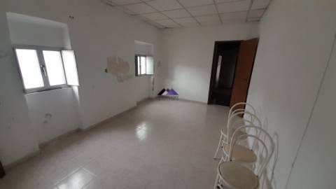 Casa Térrea para Recuperar nas Hortas com Grande Potencial