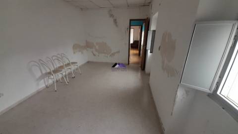 Casa Térrea para Recuperar nas Hortas com Grande Potencial