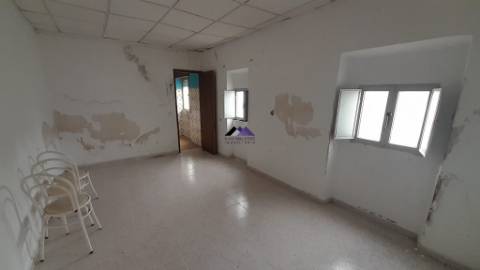 Casa Térrea para Recuperar nas Hortas com Grande Potencial