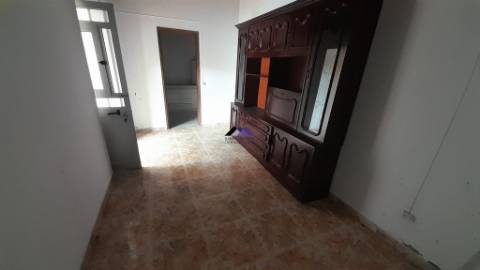 Casa Térrea para Recuperar nas Hortas com Grande Potencial