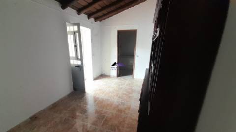 Casa Térrea para Recuperar nas Hortas com Grande Potencial