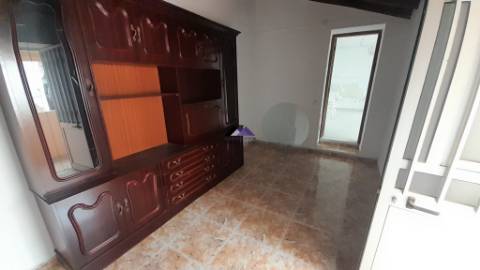 Casa Térrea para Recuperar nas Hortas com Grande Potencial