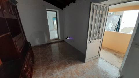 Casa Térrea para Recuperar nas Hortas com Grande Potencial