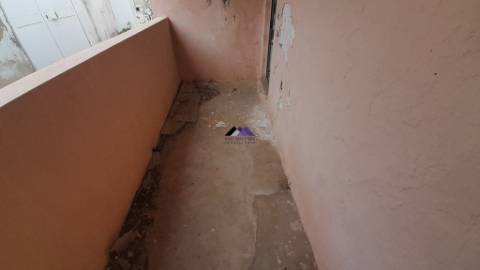 Casa Térrea para Recuperar nas Hortas com Grande Potencial