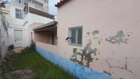 Casa Térrea para Recuperar nas Hortas com Grande Potencial