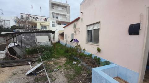 Casa Térrea para Recuperar nas Hortas com Grande Potencial