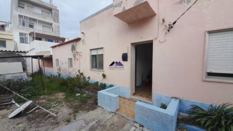 Casa Térrea para Recuperar nas Hortas com Grande Potencial