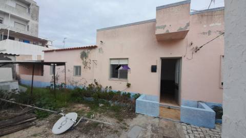 Casa Térrea para Recuperar nas Hortas com Grande Potencial