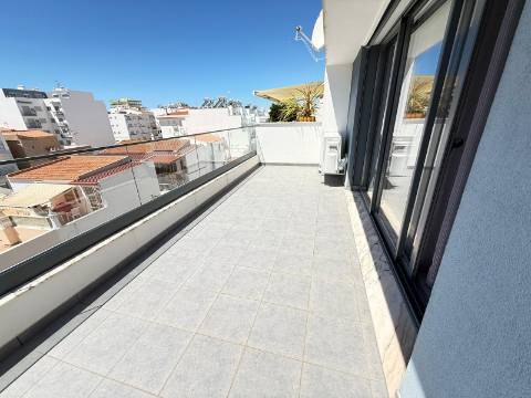 Duplex T1+1 Moderno com Terraço e Varandas - a 350m da Praia em Monte Gordo