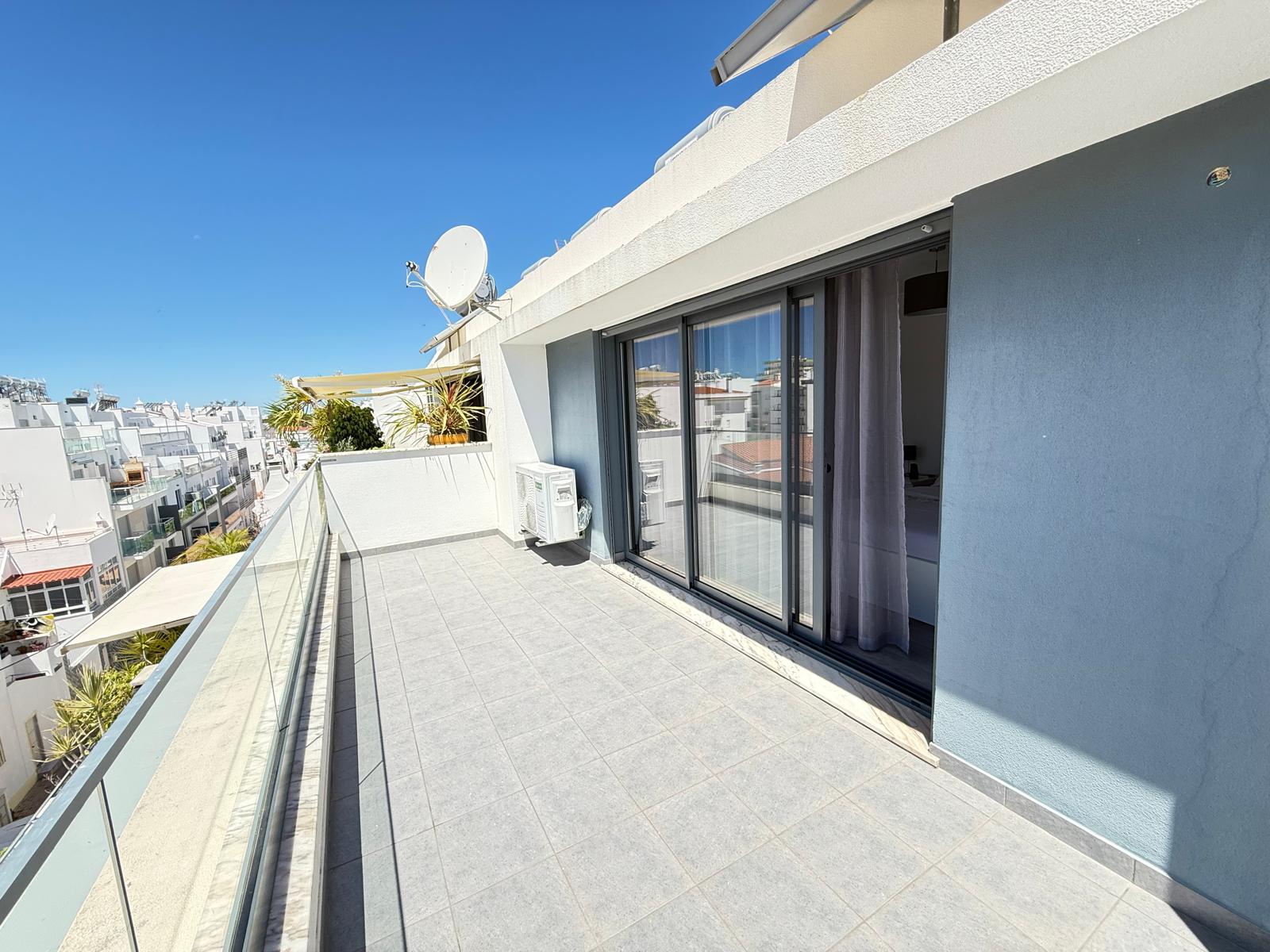 Duplex T1+1 Moderno com Terraço e Varandas - a 350m da Praia em Monte Gordo