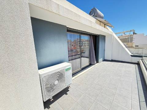 Duplex T1+1 Moderno com Terraço e Varandas - a 350m da Praia em Monte Gordo