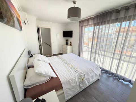 Duplex T1+1 Moderno com Terraço e Varandas - a 350m da Praia em Monte Gordo