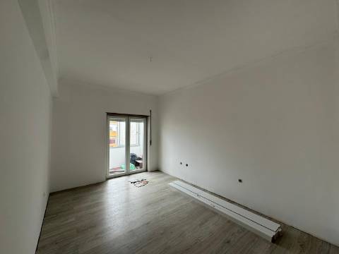 Apartamento T2 Remodelado na Cruz de Pau