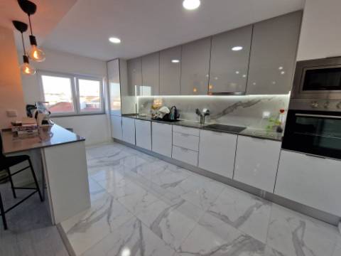 Apartamento T3 c/garagem e aproveitamento do Sotão