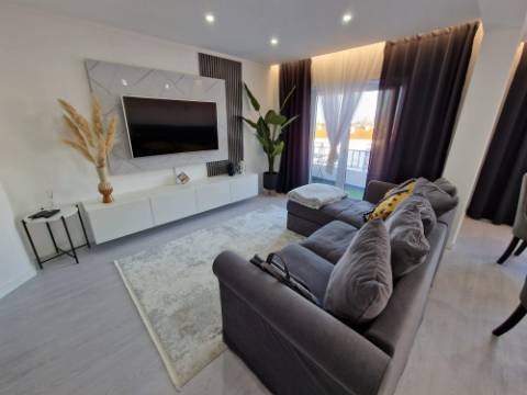 Apartamento T3 c/garagem e aproveitamento do Sotão