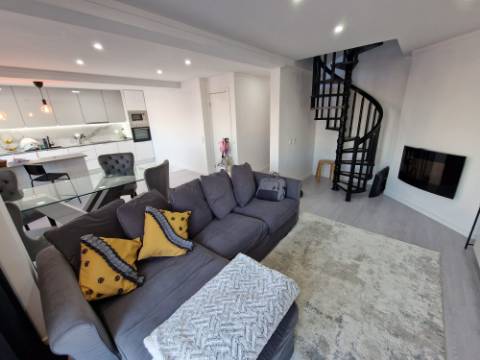 Apartamento T3 c/garagem e aproveitamento do Sotão