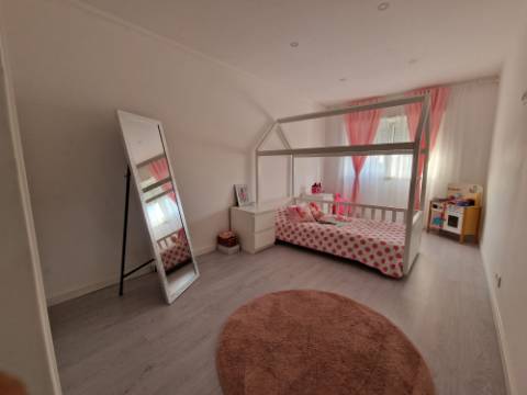 Apartamento T3 c/garagem e aproveitamento do Sotão