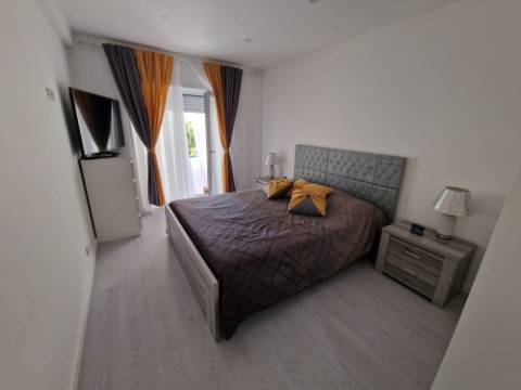 Apartamento T3 c/garagem e aproveitamento do Sotão