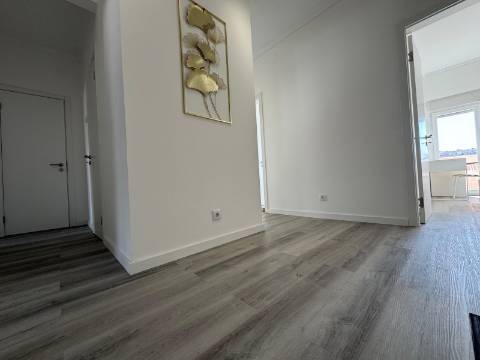 Apartamento T4 Remodelado Almada