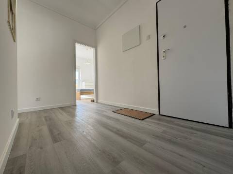 Apartamento T4 Remodelado Almada