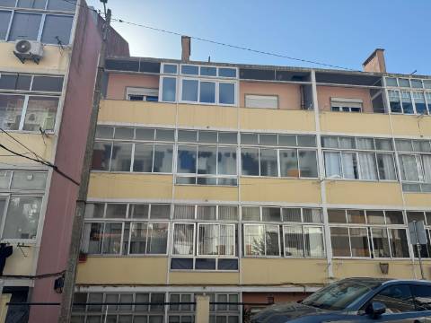 Apartamento T4 Remodelado Almada