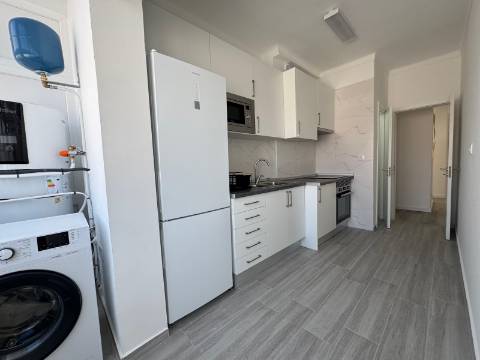 Apartamento T4 Remodelado Almada