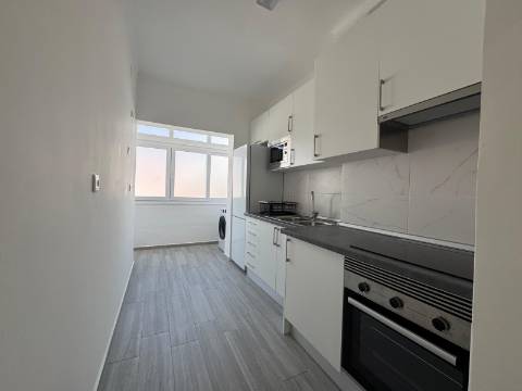 Apartamento T4 Remodelado Almada