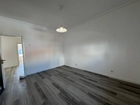 Apartamento T4 Remodelado Almada