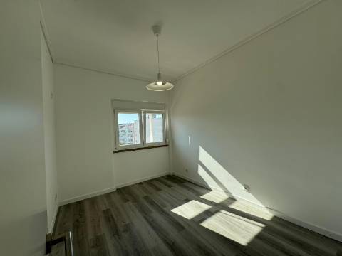 Apartamento T4 Remodelado Almada