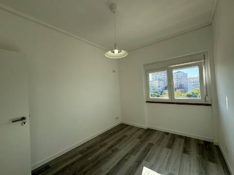Apartamento T4 Remodelado Almada