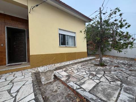 Moradia T3 Isolada de gaveto Fernão Ferro