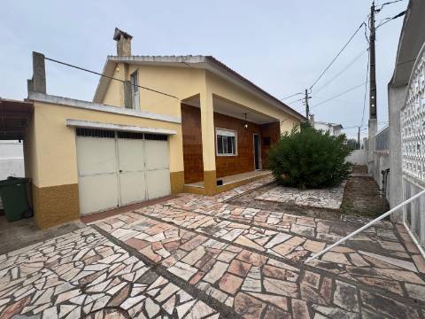 Moradia T3 Isolada de gaveto Fernão Ferro
