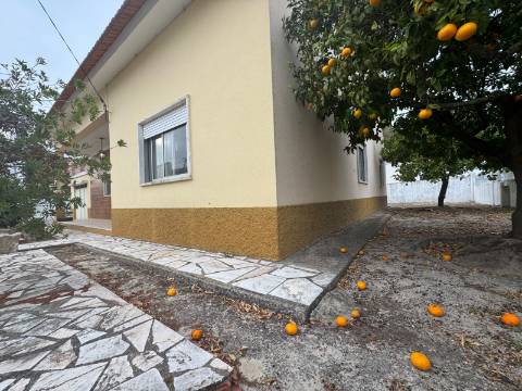 Moradia T3 Isolada de gaveto Fernão Ferro