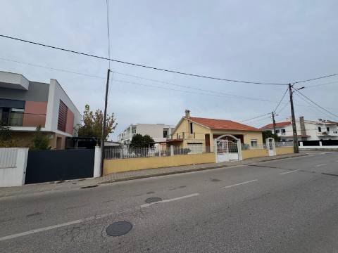 Moradia T3 Isolada de gaveto Fernão Ferro