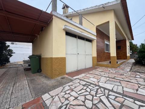 Moradia T3 Isolada de gaveto Fernão Ferro