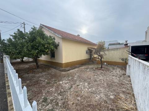 Moradia T3 Isolada de gaveto Fernão Ferro