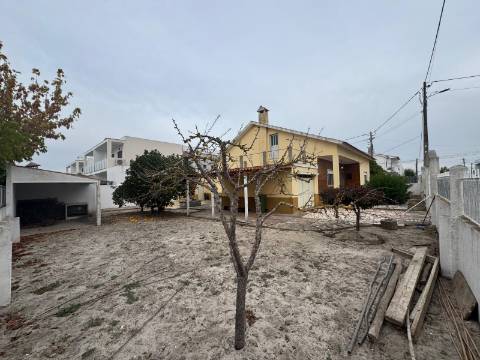 Moradia T3 Isolada de gaveto Fernão Ferro