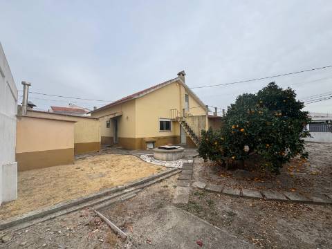 Moradia T3 Isolada de gaveto Fernão Ferro