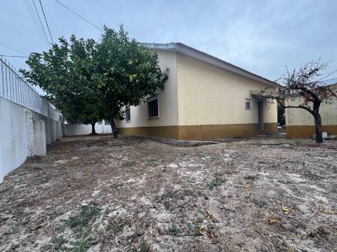 Moradia T3 Isolada de gaveto Fernão Ferro