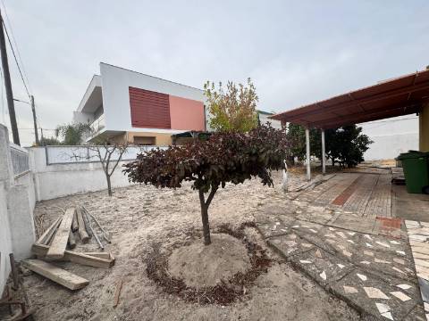 Moradia T3 Isolada de gaveto Fernão Ferro