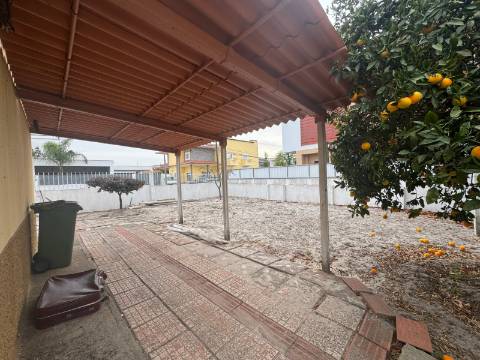 Moradia T3 Isolada de gaveto Fernão Ferro