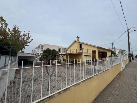 Moradia T3 Isolada de gaveto Fernão Ferro