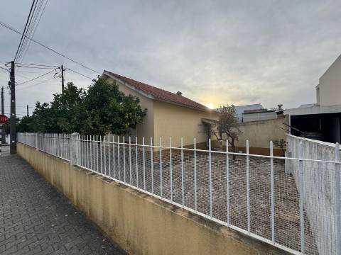 Moradia T3 Isolada de gaveto Fernão Ferro