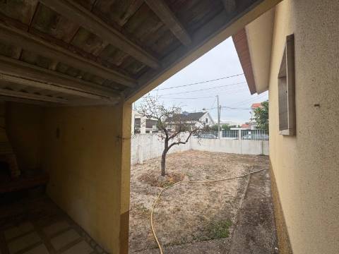 Moradia T3 Isolada de gaveto Fernão Ferro