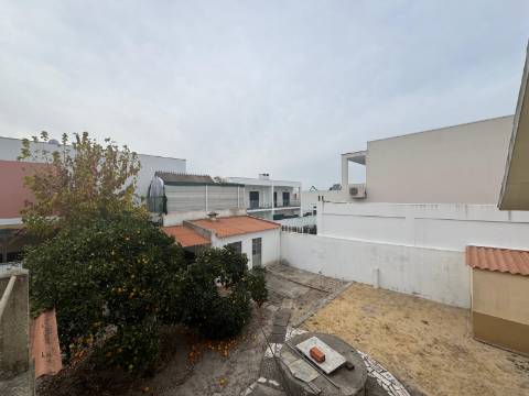 Moradia T3 Isolada de gaveto Fernão Ferro