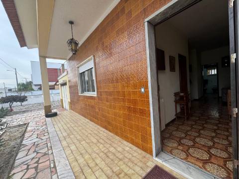 Moradia T3 Isolada de gaveto Fernão Ferro