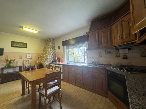 Moradia T3 Isolada de gaveto Fernão Ferro