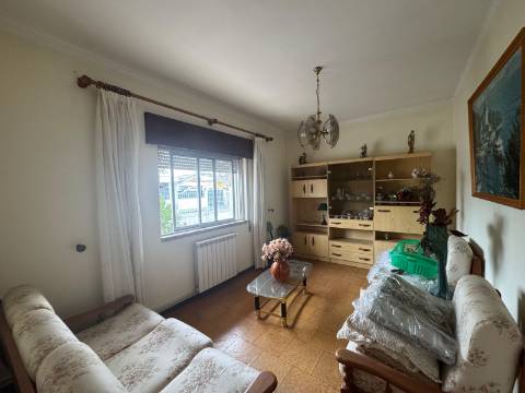 Moradia T3 Isolada de gaveto Fernão Ferro