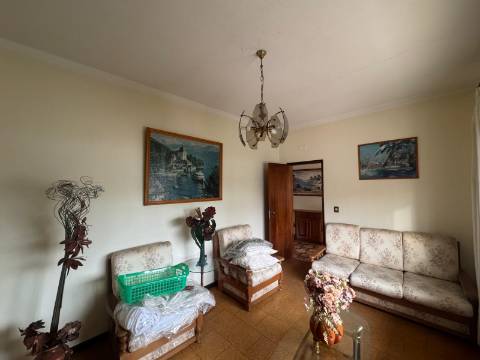 Moradia T3 Isolada de gaveto Fernão Ferro